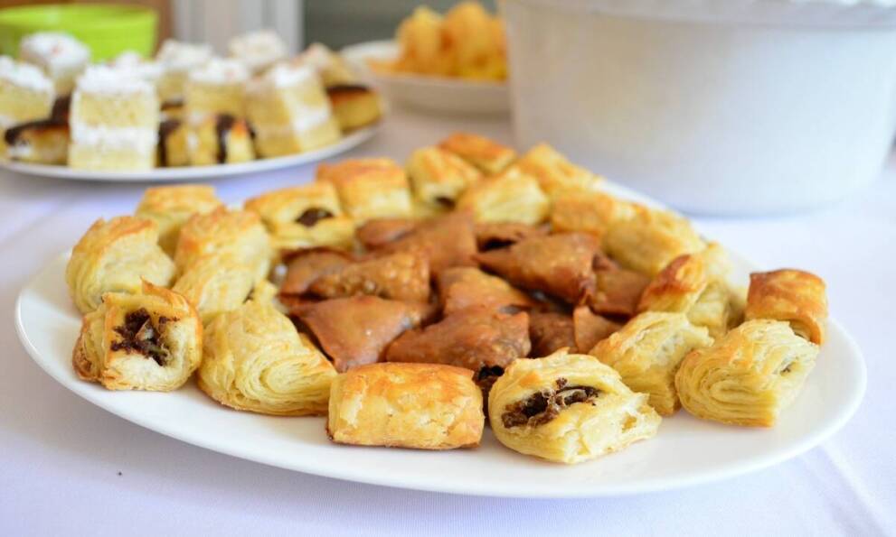 Jakie przekąski na spotkania towarzyskie oferuje sklep garmażeryjny w Warszawie?