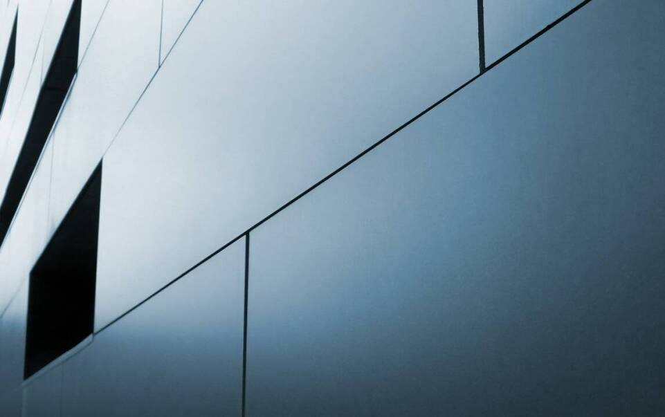 Ściany grodziowe w samochodach ciężarowych – jakie wymagania muszą spełniać?