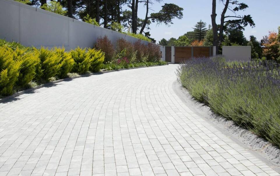 Jakie są najważniejsze zalety wyboru kostki brukowej na podjazdy?