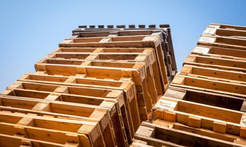Dlaczego warto zdecydować się na palety przemysłowe zamienie w magazynie?