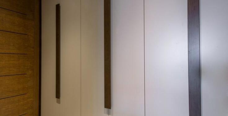 Szafy wnękowe na wymiar – sposób na porządek w każdej sypialni