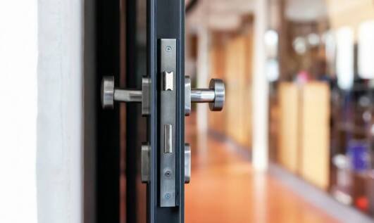 Montaż drzwi metalowych – co warto wiedzieć przed zakupem?