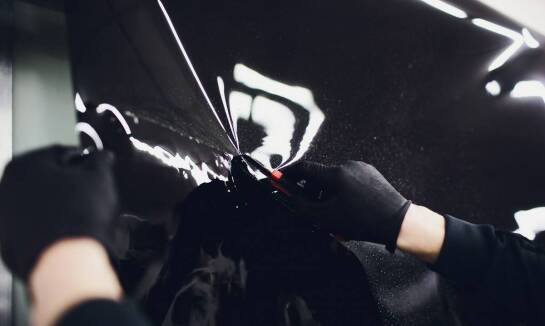 Proces aplikacji folii PPF – kluczowe etapy zabezpieczenia auta