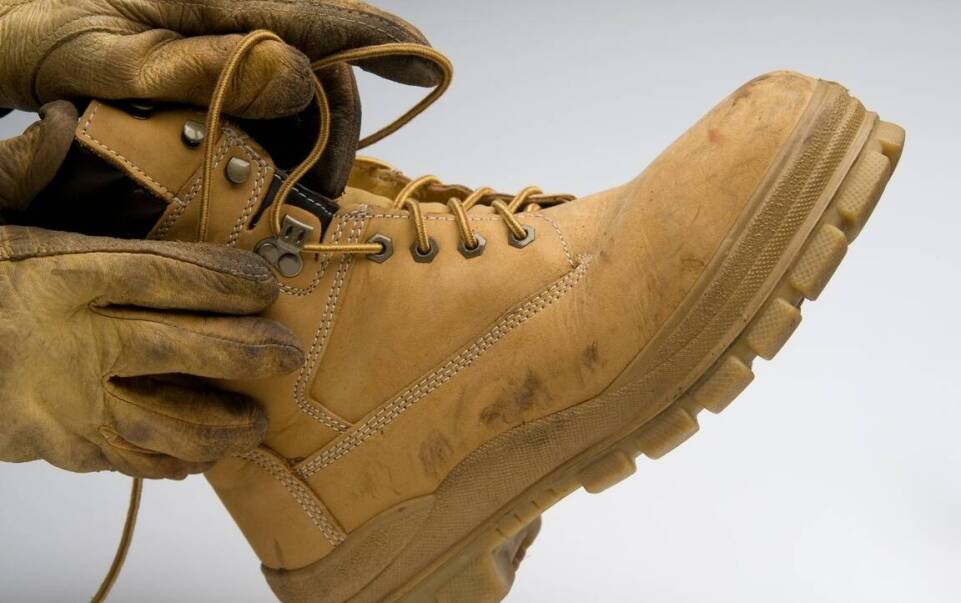 Jak dostosować obuwie robocze do specyfiki branży?