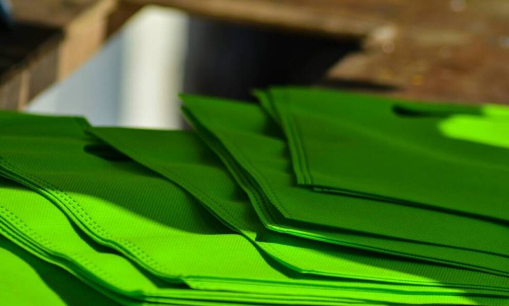 Ekologiczne aspekty reklamówek z własnym nadrukiem – dlaczego warto je wybierać?