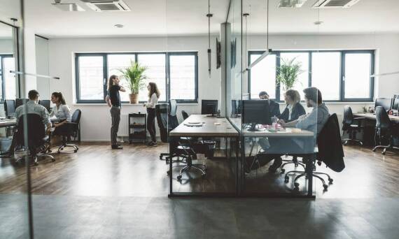 Jakie strategie przyjmują zrzeszenia właścicieli nieruchomości, aby zapewnić efektywność zarządzania?