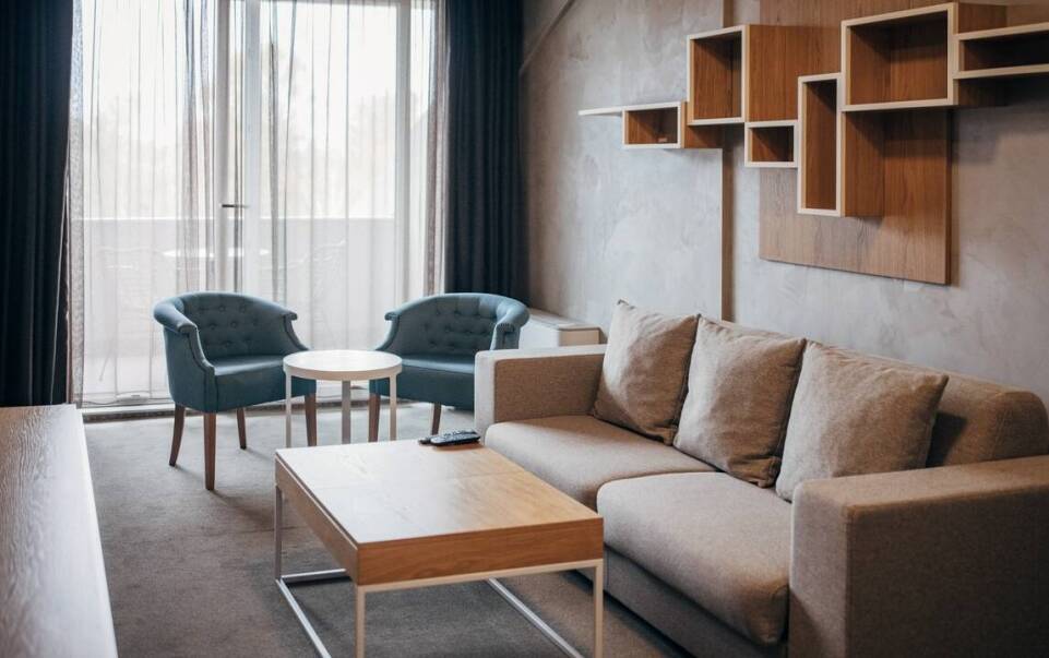 Wygłuszanie ścian w hotelach: znaczenie dla jakości snu gości