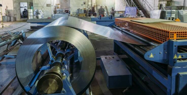 Znaczenie tłoczni blach w produkcji części karoseryjnych dla samochodów osobowych i dostawczych