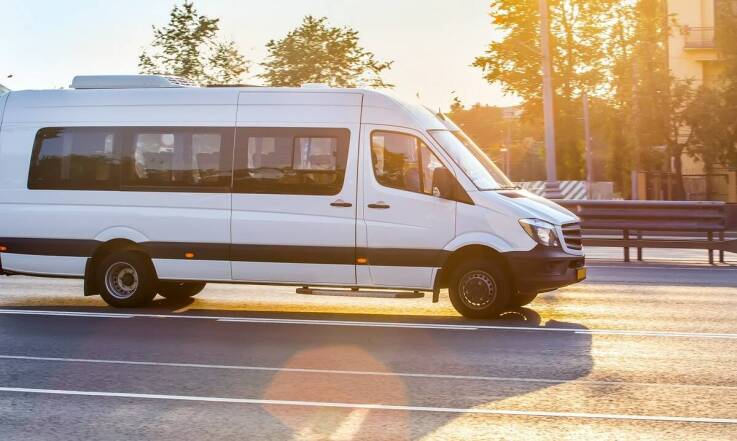 Dlaczego warto wynająć busa na wycieczki szkolne?