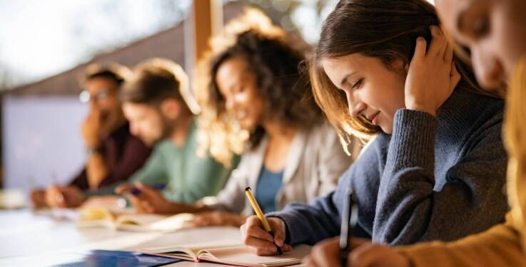 Jakie są kluczowe korzyści z posiadania dostępu do platformy edukacyjnej przed egzaminem?