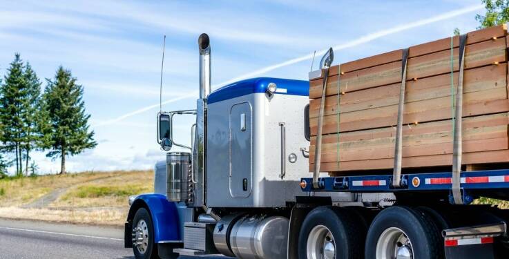 Oznakowanie ładunku wystającego poza auto: wymogi prawne i praktyczne porady