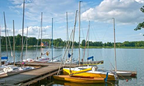 Jakie są zalety wynajmu szybkich motorówek na Mazurach?