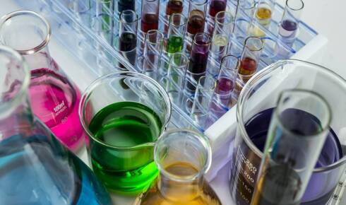 Jakie są wyzwania związane z barwieniem materiałów kompozytowych?