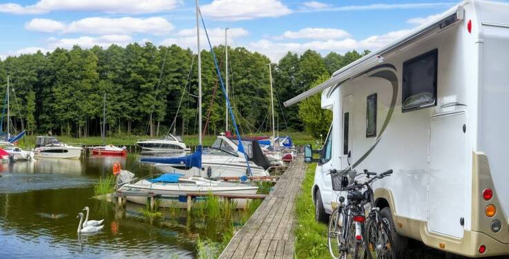 Jakie są dostępne promocje i rabaty na czarter jachtów w Gizycku?