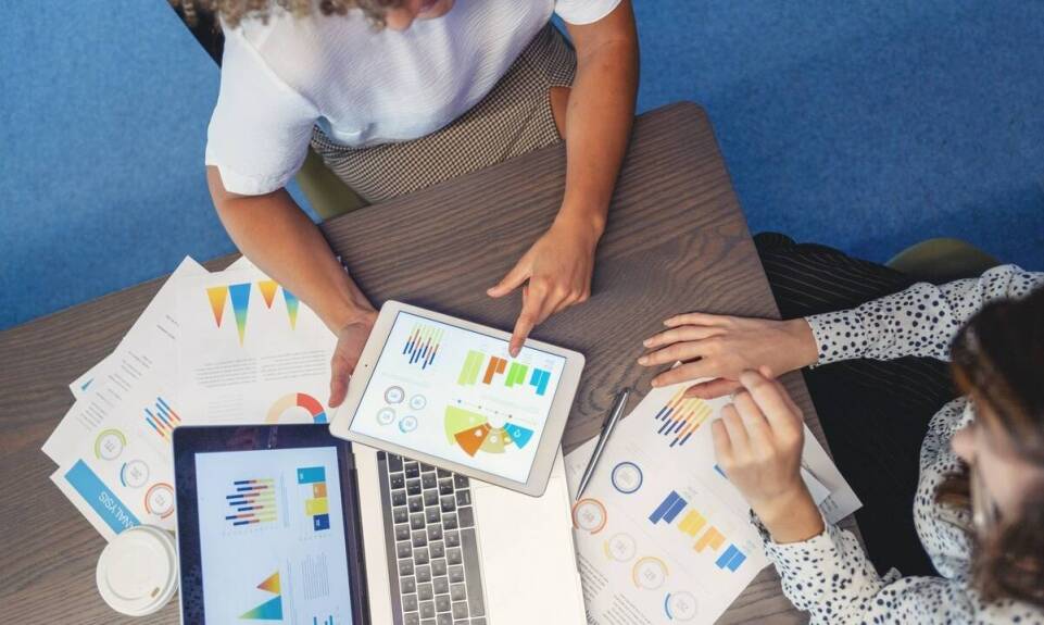 W jaki sposób planowanie głosowań wpływa na organizację obrad stacjonarnych?