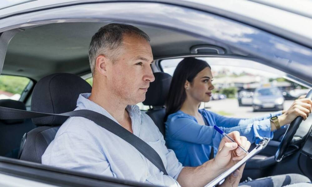 Jak można zwiększyć swoje szanse na zdanie egzaminu na prawo jazdy dzięki naszej szkole?