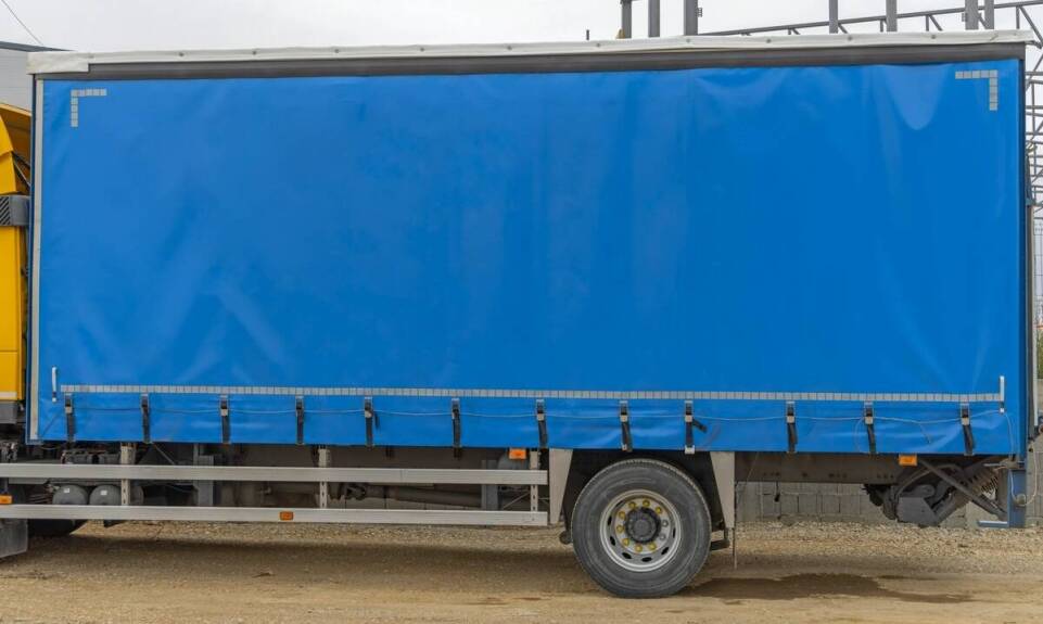 Znaczenie naczep plandekowych w transporcie drogowym