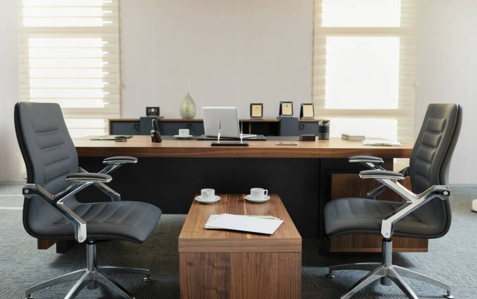 Nowoczesne biurka z regulacją wysokości jako sposób na poprawę zdrowia