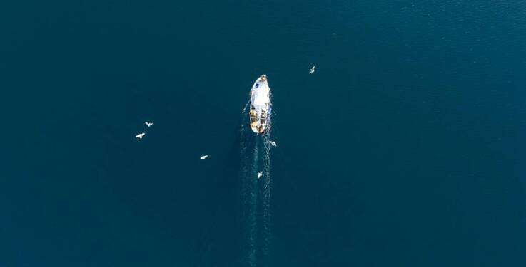 Jak nasze szkolenia żeglarskie wspierają początkujących żeglarzy na Mazurach?