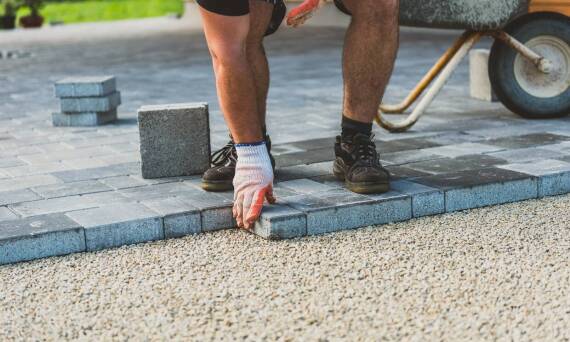 Zalety profesjonalnego układania kostki brukowej w przestrzeniach publicznych