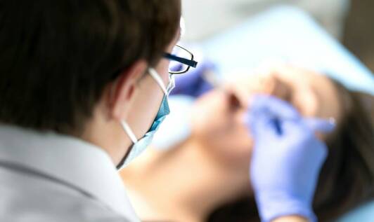 Jakie są etapy odbudowy zęba po wszczepieniu implantu?