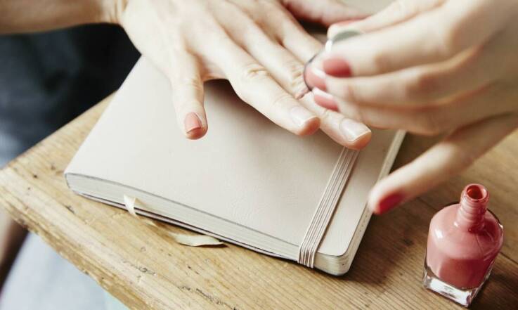 Wpływ stylu życia na proces gojenia zerwanego paznokcia i jak specjalista może pomóc?