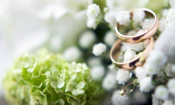 Jak sezonowość wpływa na wybór kwiatów do bukietów ślubnych?