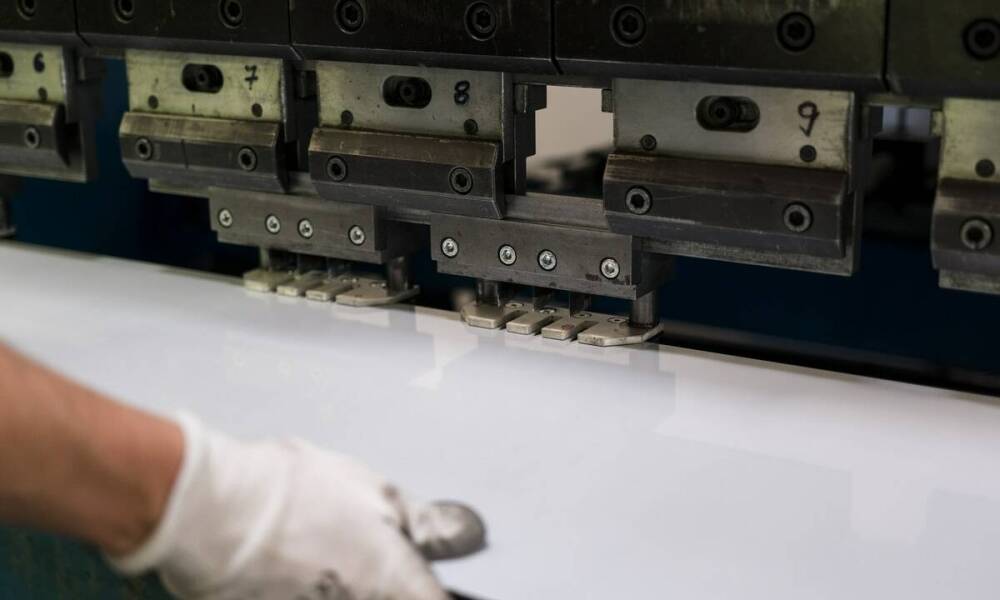 Gięcie blachy na zamówienie: współczesne technologie w przemyśle ślusarskim