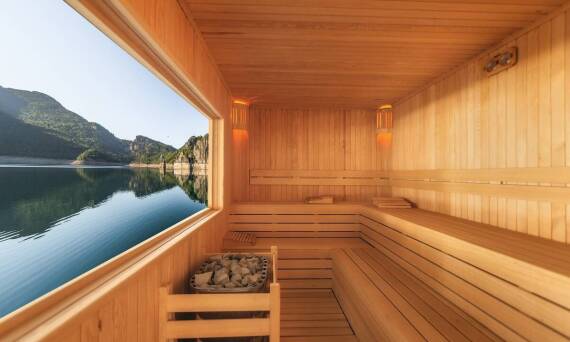 Różnorodność wykończeń drewnianych w saunach – jak wpływają na design wnętrza?