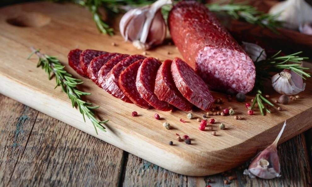 Jak drewno bukowe wpływa na smak tradycyjnych wędlin?