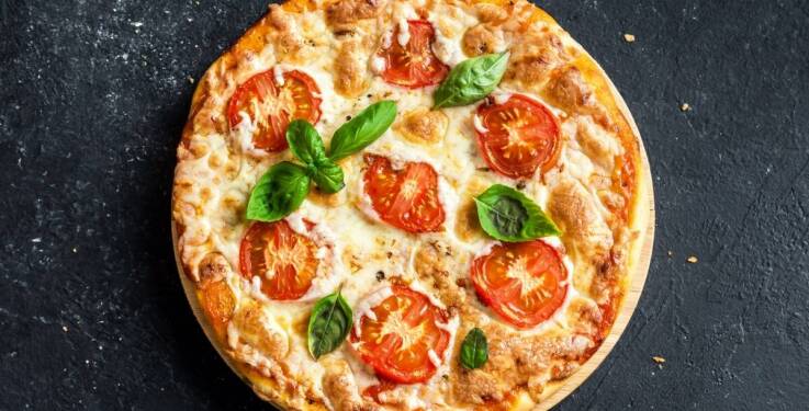 Dlaczego warto zamówić pizzę neapolitańską z dostawą w Tychach?