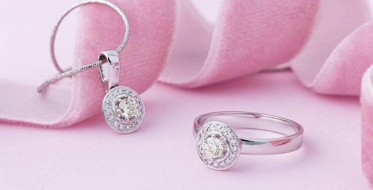 Srebrne bransoletki jako elegancki dodatek – przegląd najnowszych trendów