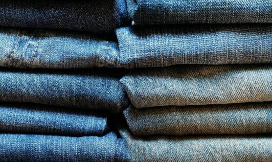 Porównanie różnych modeli kurtek jeansowych 42 – co warto wiedzieć przed zakupem?
