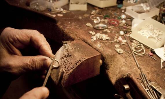Jak doradztwo od hurtowni jubilerskiej może pomóc w tworzeniu biżuterii?