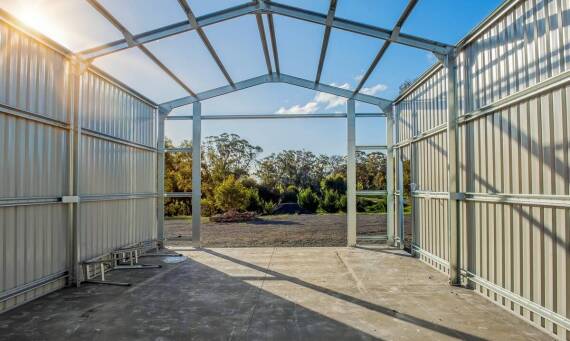 Schowki na narzędzia z konstrukcji stalowej – idealne rozwiązanie dla każdego ogrodu