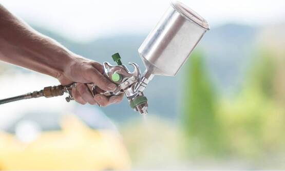 Jakie są zalety współpracy z profesjonalnymi firmami oferującymi lakierowanie natryskowe?