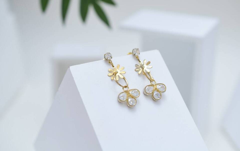 Dlaczego warto wybrać kolczyki ślubne wykonane z karatowego złota?