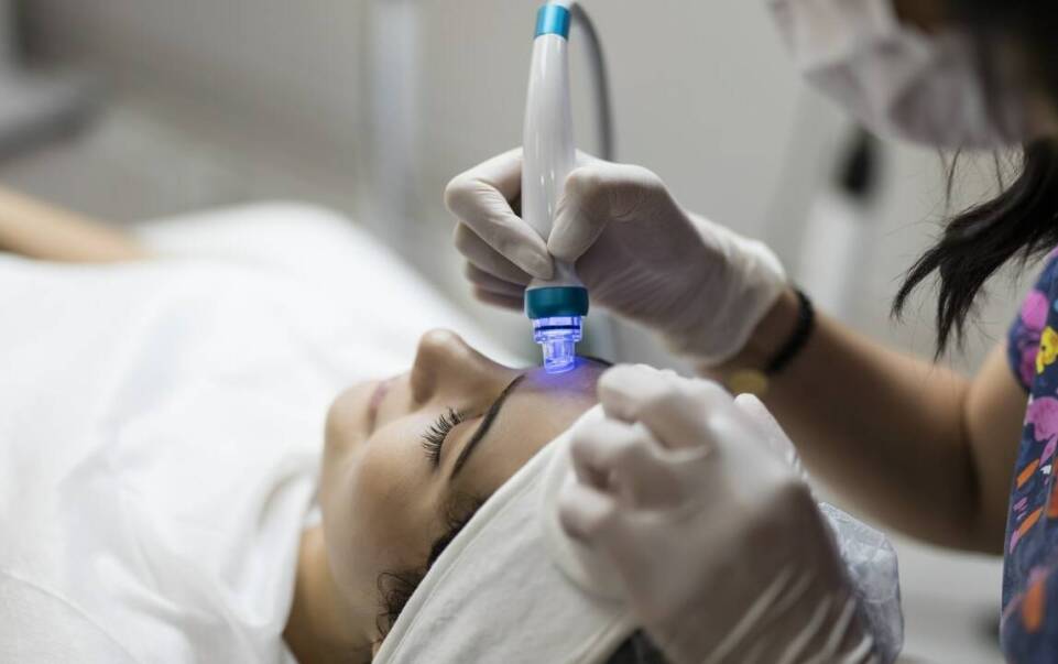 Modelowanie twarzy – jakie zabiegi oferują nowoczesne kliniki kosmetologiczne?