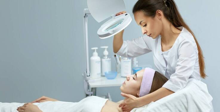 Jak podejście praktyczne wpływa na jakość nauczania w szkole kosmetycznej?