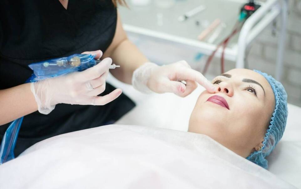 Kuracje ujędrniające: jak skutecznie poprawić elastyczność skóry