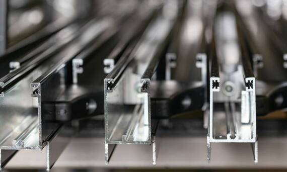 Zastosowanie odkuwek stalowych w budowie maszyn – kluczowe zalety