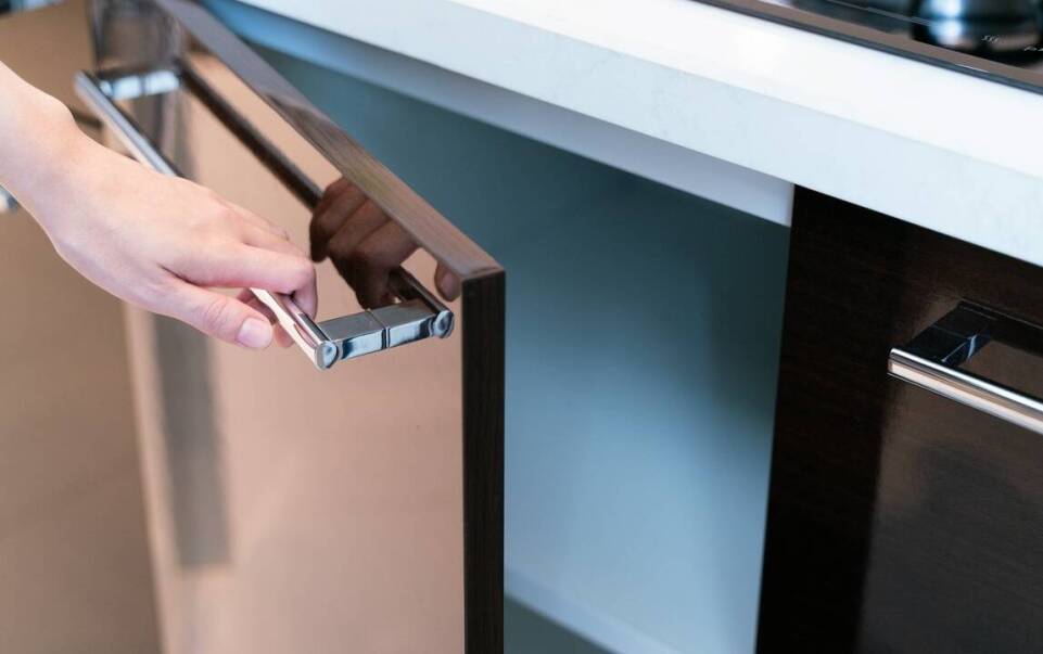 Jak zapewnić prawidłowy montaż drzwi szklanych do sauny?