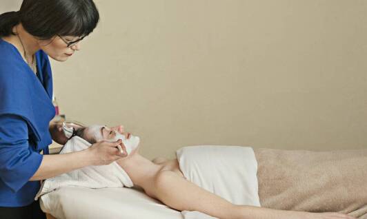 Zastosowanie masażu Kobido w codziennej pielęgnacji twarzy – co oferuje studio urody?