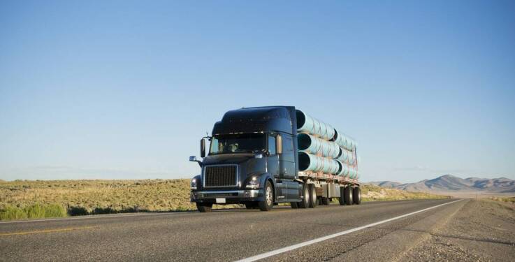 Jak przygotować pojazd do transportu długich ładunków zgodnie z prawem?