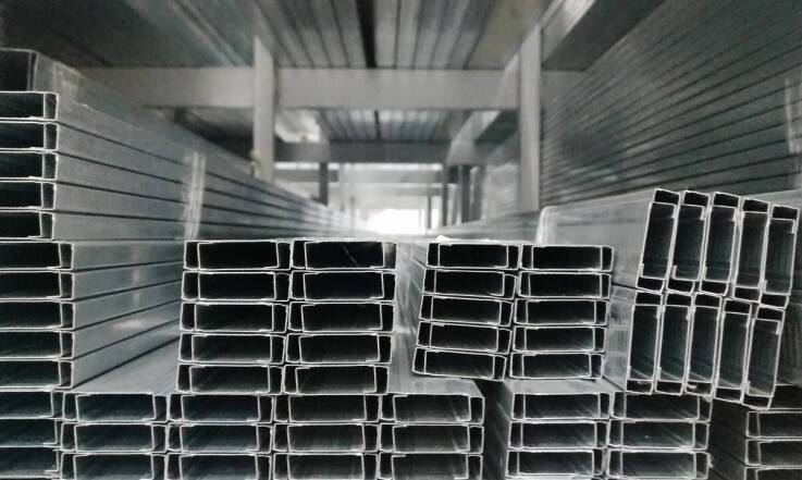 Jakie są główne zalety profili stalowych w konstrukcjach budowlanych?