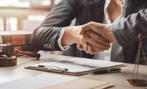 Jakie są zalety i wady ugody w sprawach o podział majątku?