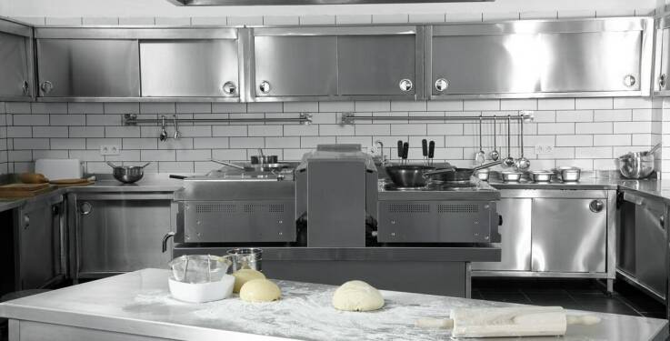 Znaczenie profesjonalnej instalacji dla bezpieczeństwa pracy w kuchni