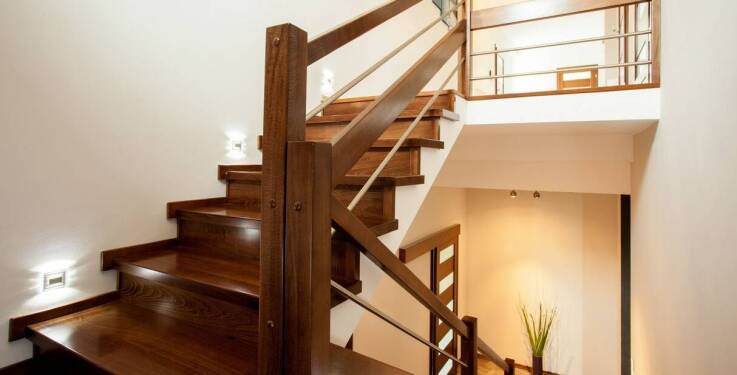 Wybór schodów drewnianych – na co zwrócić uwagę przy zakupie?