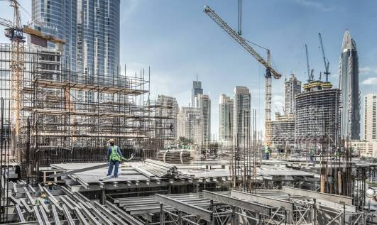 Jakie korzyści płyną z wynajmu dźwigów na krótki i długi termin?