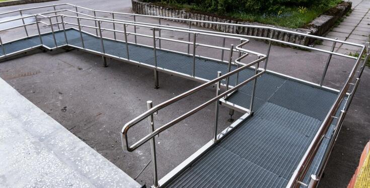 Poradnik wyboru podestu nierdzewnego dla zastosowań zewnętrznych